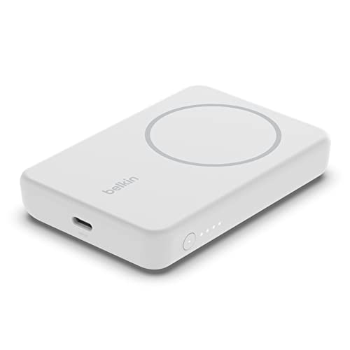 Belkin magnetische 5000-mAh-Powerbank, externer Handy-Akku, kompatibel mit MagSafe, mit Passthrough-Ladefunktion und Ständer, 7,5 W Ausgang, 10 W Eingang, kompatibel mit iPhone 16, 15, 14 – Weiß