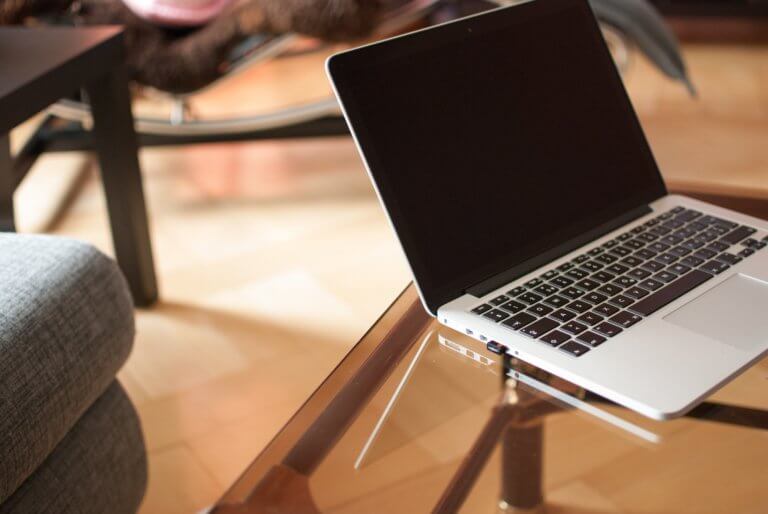 Macbook im Wohnzimmer